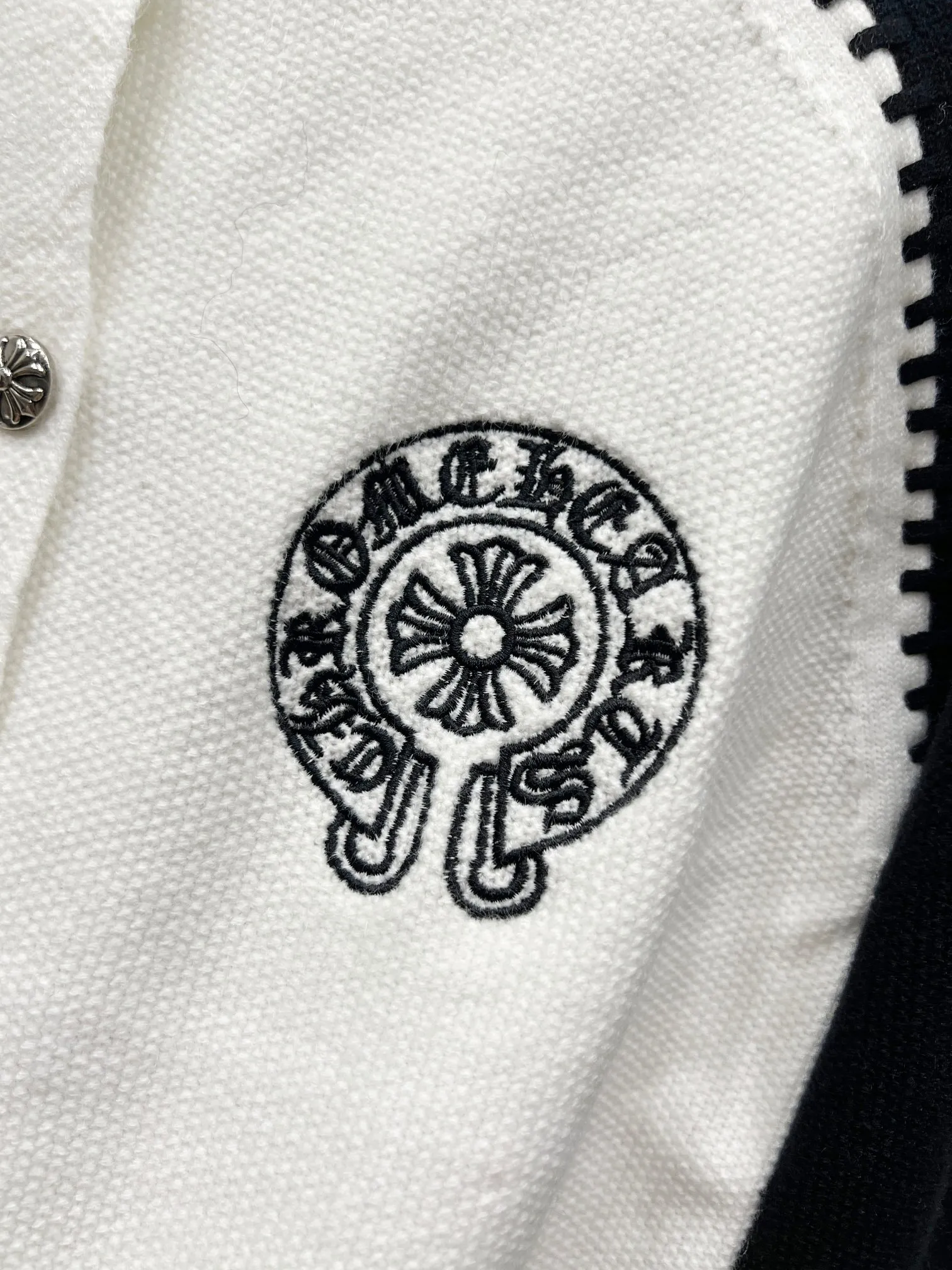 P290 Style No.: (Q079) ChromeHearts popular Chrome Hearts CH Sanskrit horseshoe cross embroidery button cardigan jacket raglan sleeve sweater, contrasting color splicing raglan round neck knitted sweater, unique knitting texture, soft and skin-friendly, classic pattern embroidery on the front and back. Retro chic. The contrasting color raglan sleeve design and the thick stitching craftsmanship at the joints make it look great when worn alone or layered! The fit is loose and slimming! Fashionable patchwork colored sweater, colorfully intertwined, with clear layers, warm and slimming. Whether worn alone or layered, you can easily control various styles and show your personal charm. The raglan sleeves are shoulder-width in contrasting colors and have ultra-detailed embroidery on the front and back, giving it a casual street feel. It looks great when worn alone! The sleeves are designed with contrasting colors and seams, and the round neck style reveals the neck and flatters the face shape! Wool blend knitted fabric, soft, comfortable and warm to the touch. Contrasting color design➕Loose fit, not flattering on your body shape and slimming, not to mention how easy it is to wear! Basic, versatile and fashionable classic! Black and white are versatile! Black and gray high-end! Couples get involved!  Color: black and white/black gray Size: S~M~L